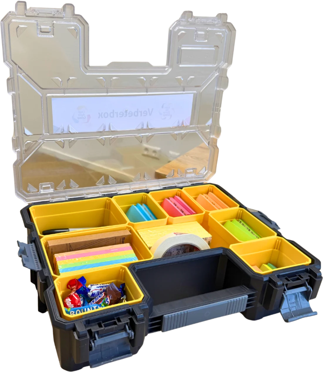 De Verbeterbox, open, met post-its, stiften, tape en snoep